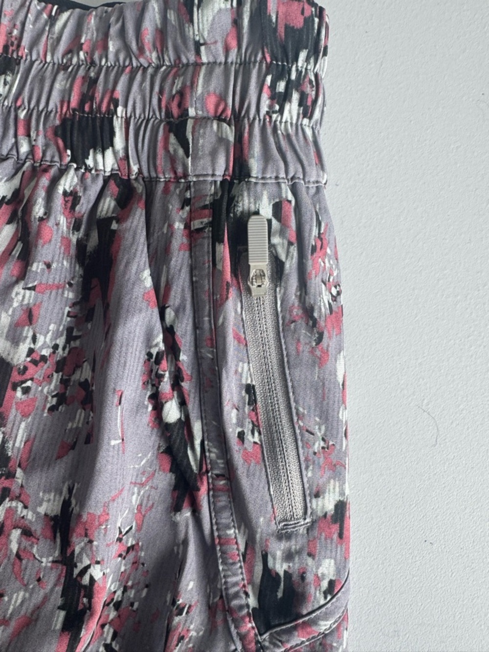 Lululemon x Peloton Tracker V-4 Shorts In The Floral Flux Multiway/ Raceway SZ 4 - Picture 5 of 10